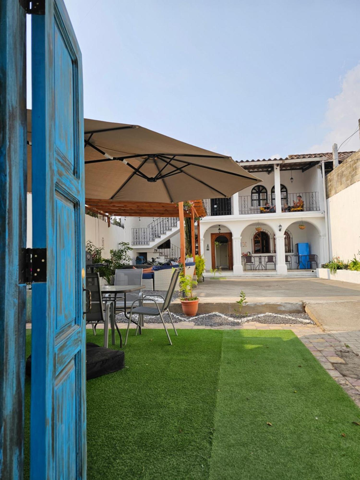 Blue Moon Hostel Antigua Eksteriør bilde