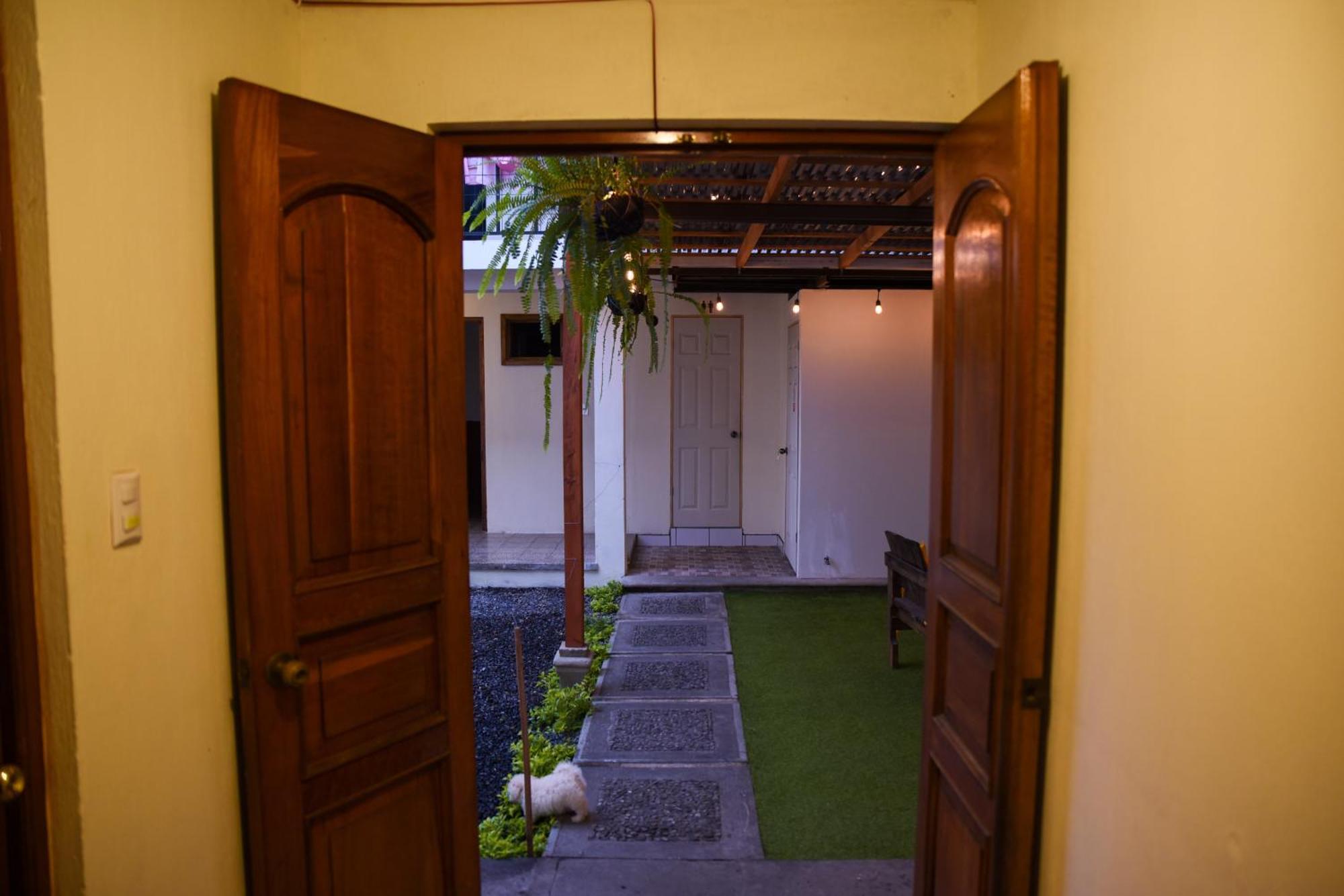 Blue Moon Hostel Antigua Eksteriør bilde