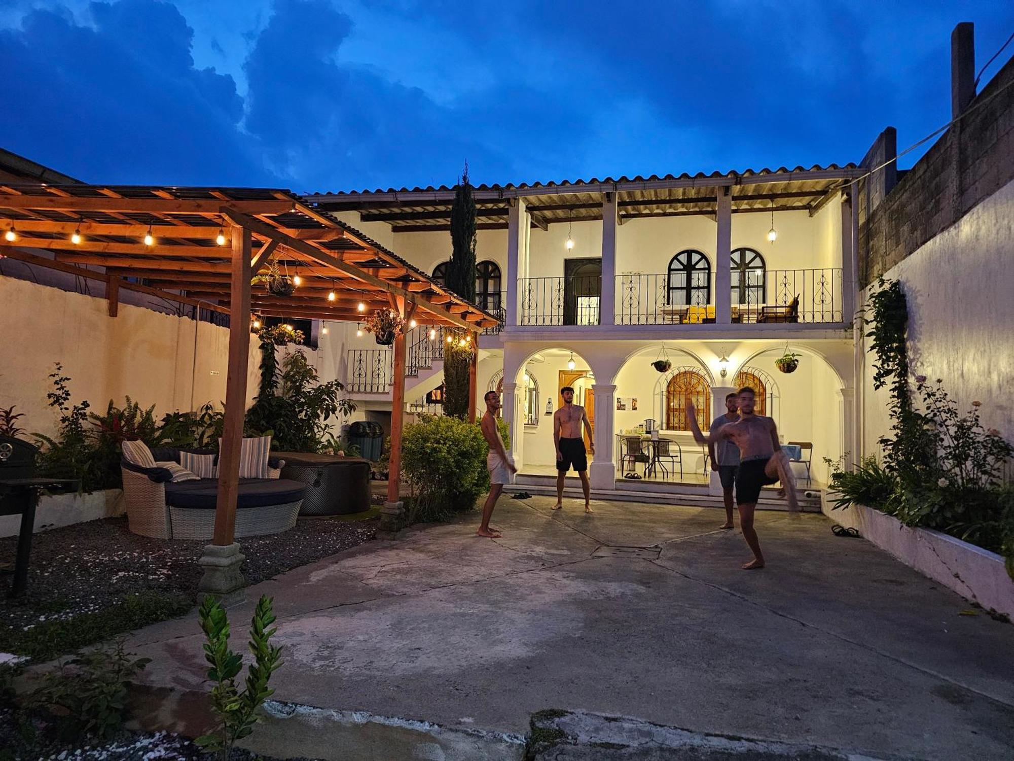 Blue Moon Hostel Antigua Eksteriør bilde